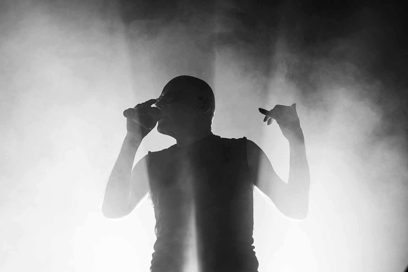 System of Mercy – silhouettes dans la fumée